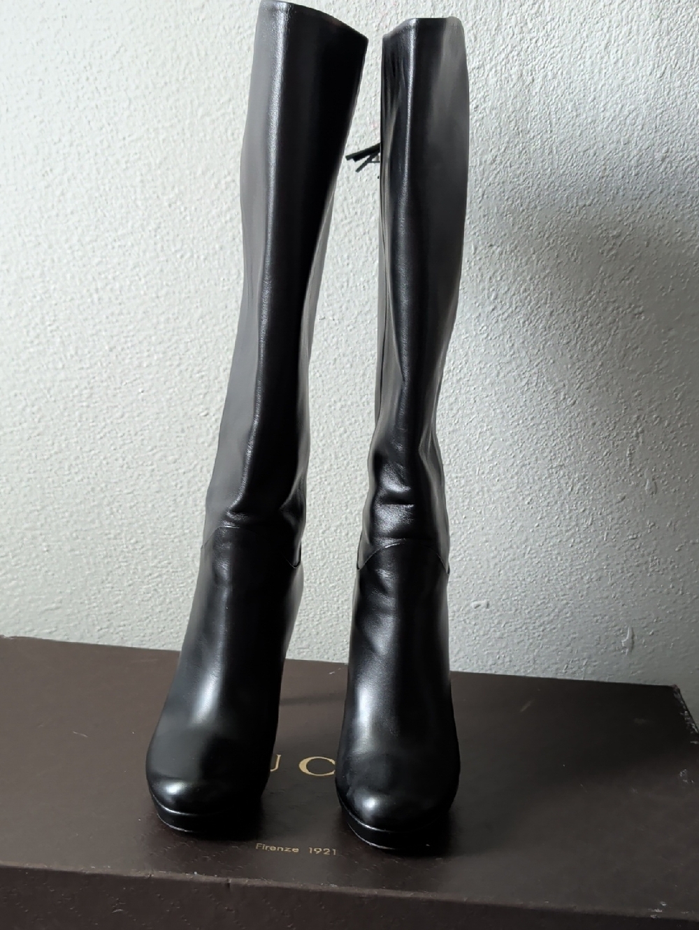 Gucci Black Knee-High Leather Heeled Boots